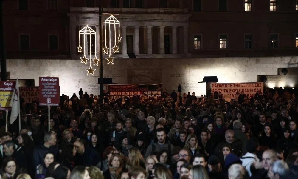 Τέμπη: Σε εξέλιξη συγκέντρωση συγγενών των θυμάτων έξω από τη Βουλή